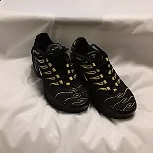 Nike TN Air Black and Yellow Youth Size 4 Sneakers